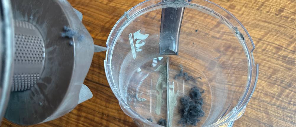 Im Behälter des Rowenta RO4B50 Compact Power XXL Animal befindet sich nach der Verwendung Staub