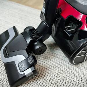 Die Bodendüse des Rowenta RO7649EA ist an das Gerät angeschlossen. Der Stecker ist in der Parkhalterung eingesteckt.