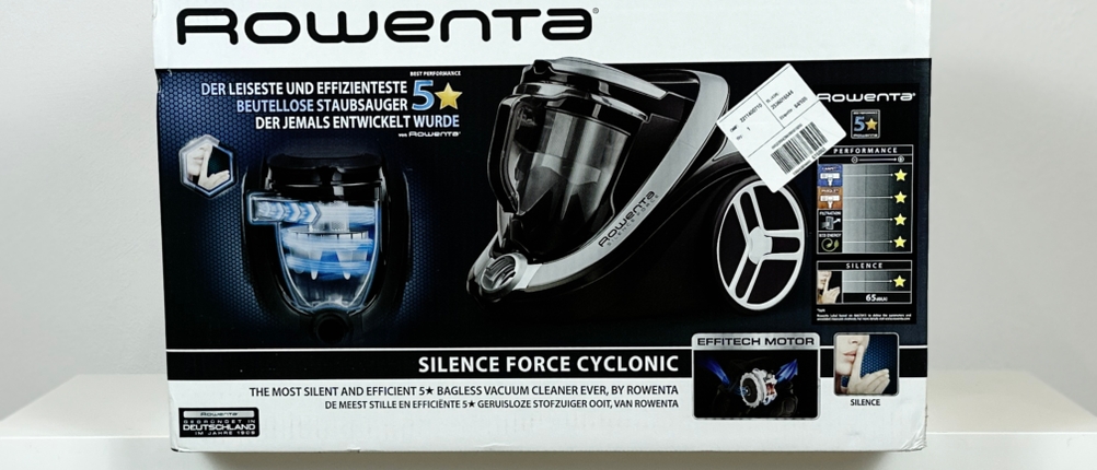 Vorderseite der Verpackung des Rowenta RO7649EA Silence Force Cyclonic. Angaben zur Leistung und Lautstärke sind sichtbar.