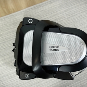 Zu sehen ist der obere Teil des Rowenta RO7954 mit Griff und Design-Elementen. Der Schriftzug „Extreme Silence“ ist zentriert platziert.