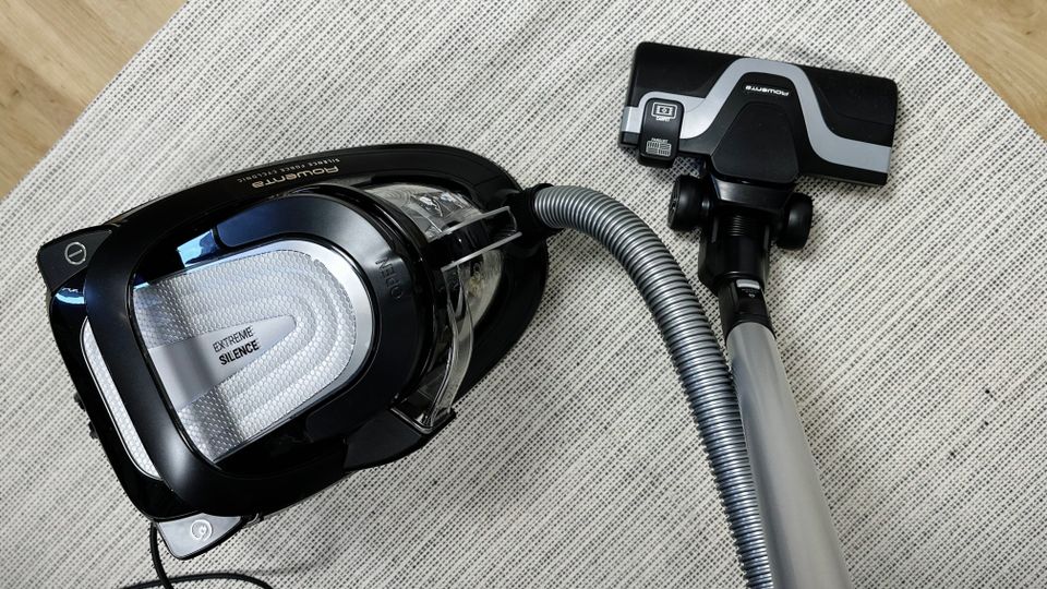 Der Rowenta RO7954 ist aus der Vogelperspektive zu sehen. Das Gerät ist vollständig zusammengebaut und betriebsbereit.