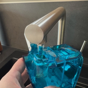 Wasserbehälter des Rowenta RY8544 wird aufgefüllt