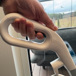 Eine Hand hält den Griff des Rowenta RY8544