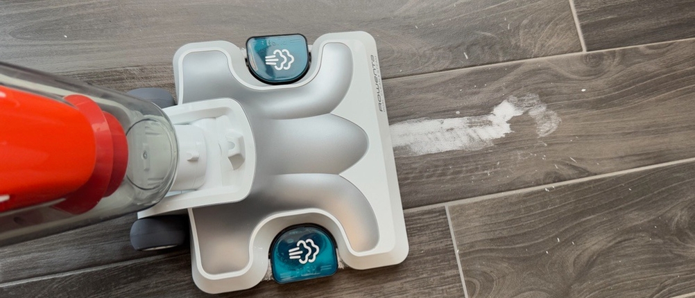 Rowenta RY8544 reinigt einen Stärke-Fleck auf Fliesenboden