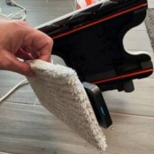 Eine Hand nimmt das Waschpad des Rowenta RY8544 ab