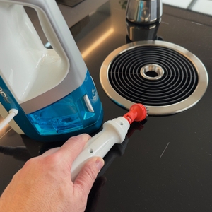 Das Handgerät des Dampfreinigers wird für Feinarbeiten eingesetzt.