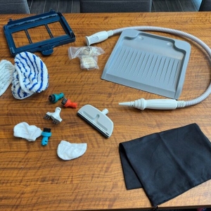 Sämtliches Zubehör des Rowenta RY8544 auf dem Tisch