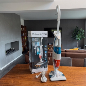 Karton und Rowenta RY8544 auf dem Tisch