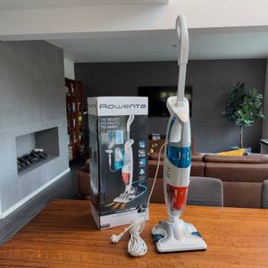Karton und Rowenta RY8544 auf dem Tisch