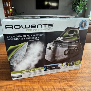 Rowenta Silence Steam Pro DG9248 in Karton verpackt