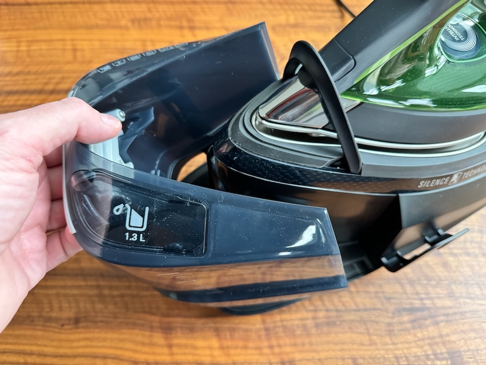 Wasserbehälter entnehmen beim Rowenta Silence Steam Pro DG9248