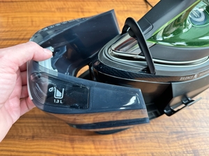 Wasserbehälter entnehmen beim Rowenta Silence Steam Pro DG9248