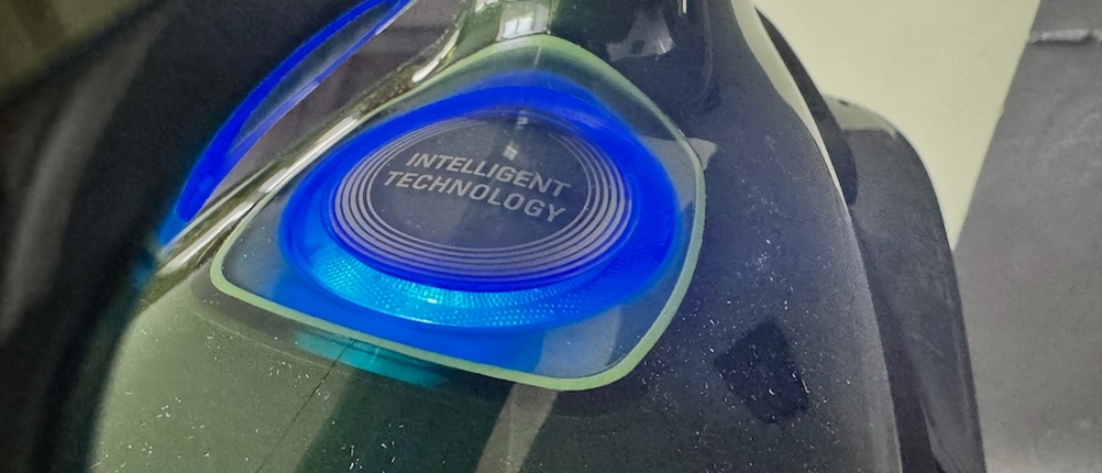 Blaue Signalleuchte beim Betrieb der Rowenta Silence Steam Pro DG9248