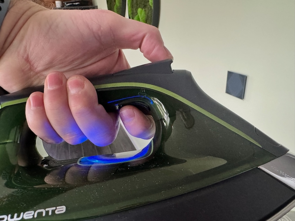 Die Rowenta-Dampfbügelstation wird bedient.