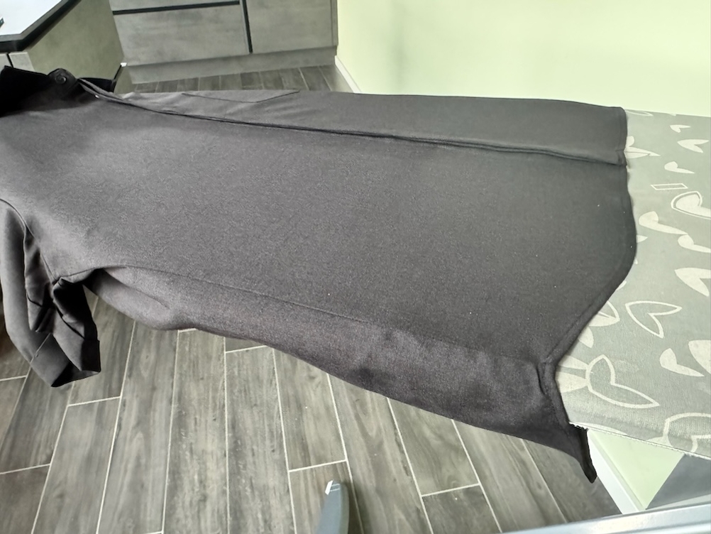 Schwarzes Hemd wurde mit der Rowenta Silence Steam Pro DG9248 gebügelt 