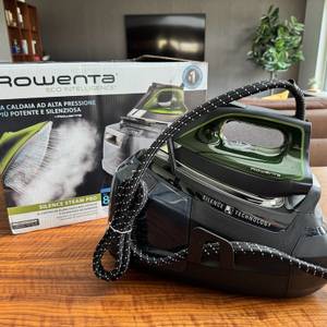 Rowenta Silence Steam Pro DG9248 und Karton im Hintergrund auf einem Tisch