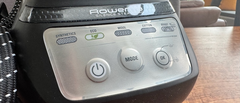 Bedienfeld bei der Rowenta Silence Steam Pro DG9248