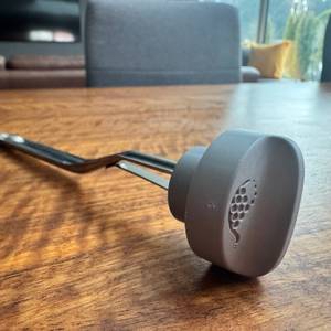 Kalk-Collector der Rowenta Silence Steam Pro DG9248 liegt auf dem Tisch