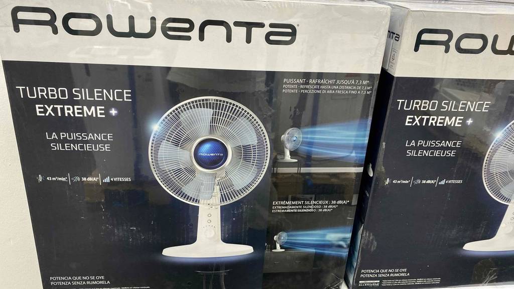Nahaufnahme zweier Verpackungen der Marke Rowenta inklusive Tischventilatoren mit Fernbedienung im Test.