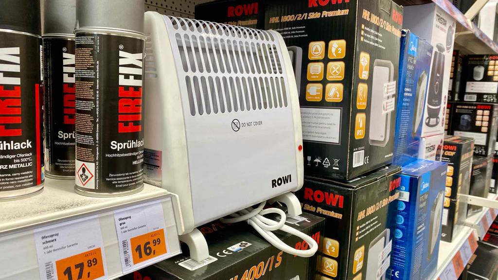 Ein Frostwächter steht zum testen in einem Regal zwischen anderen Produkten.