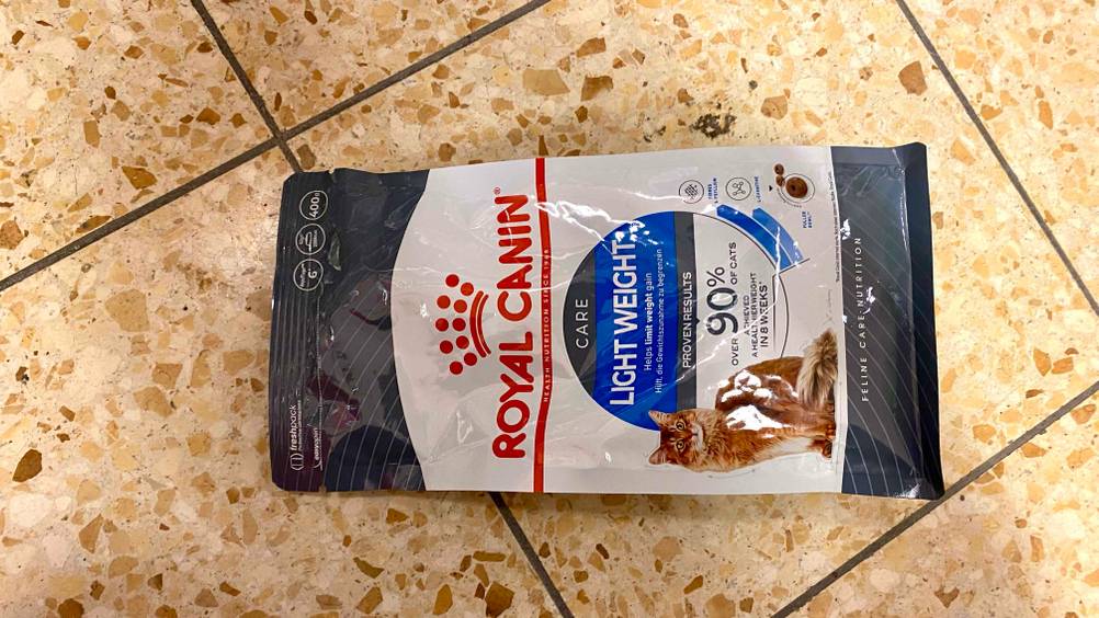 Royal Canin Diätfutter für Katzen im Test: Verpackung liegt auf dem Fliesenboden.