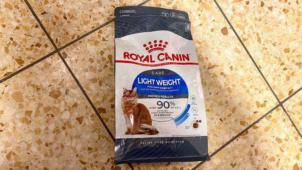 Auf Verpackung des getesteten Royal Canin Diätfutters für Katzen ist eine Katze zu sehen.