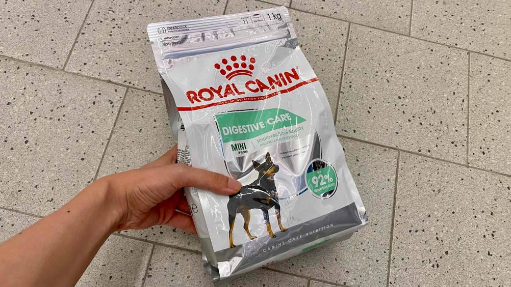 Royal-Canin-Hundefutter im Test: Hundefutter wird in der Hand gehalten.