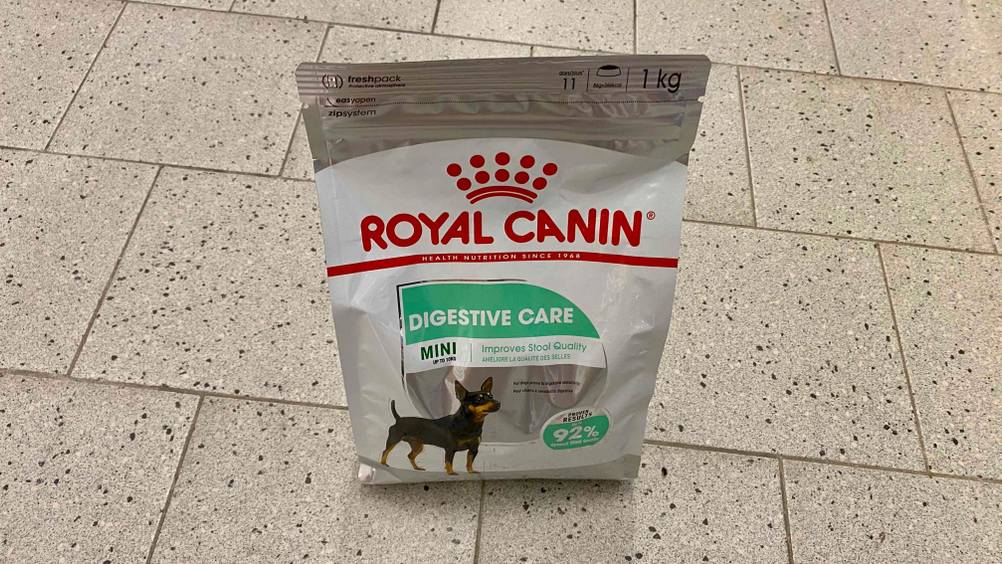 Royal-Canin-Hundefutter getestet: Hundefutter steht auf Fliesenboden.