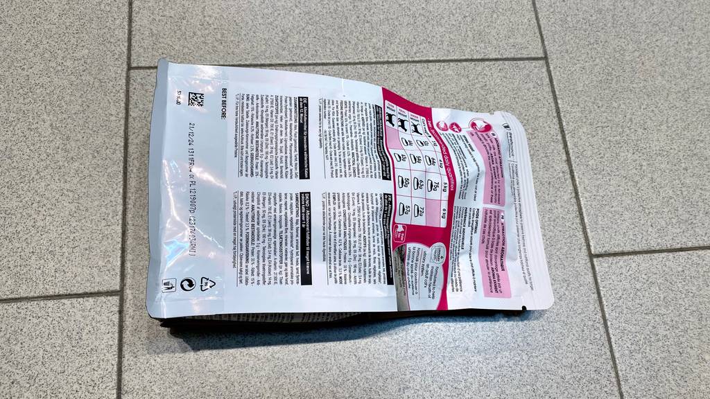Rückseite einer Packung Royal Canin Katzenfutter auf hellem Fliesenboden im Test.