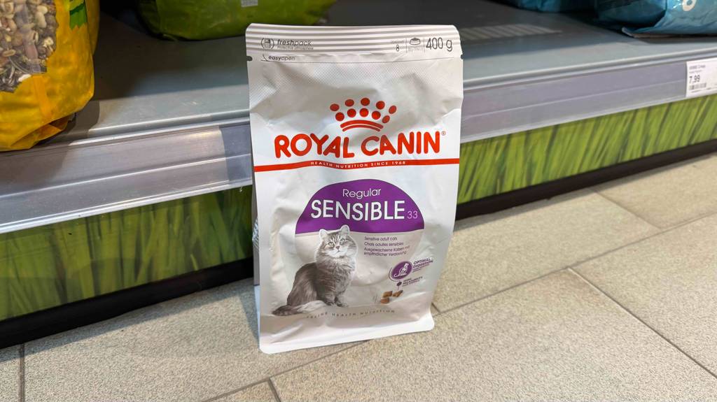 Eine Packung getestetes Katzenfutter sensitive steht auf einem Fliesenboden.