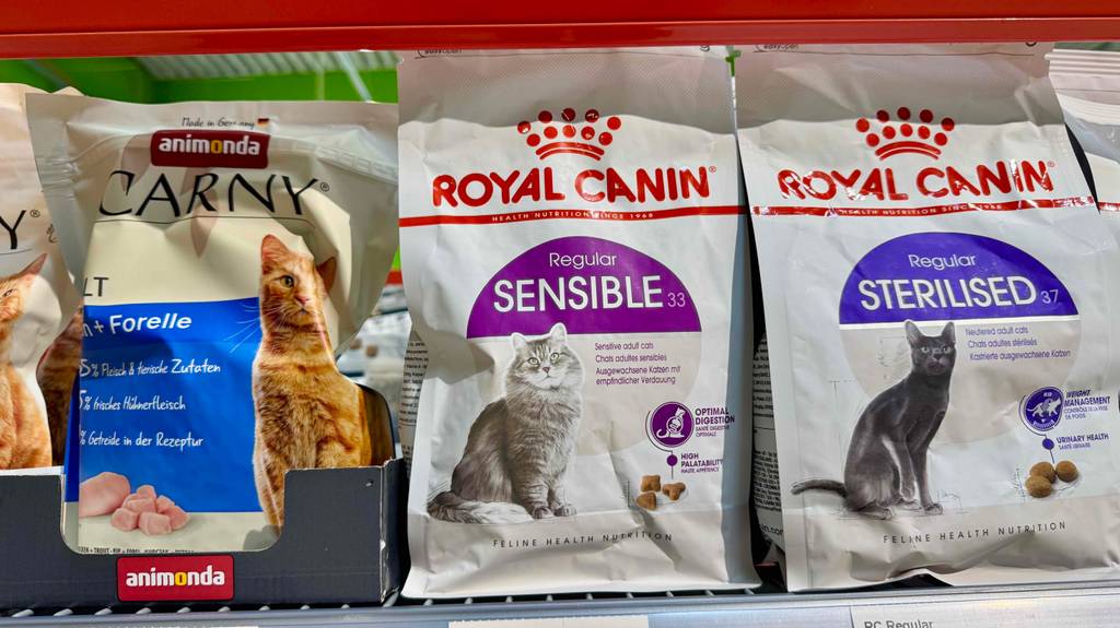 Katzenfutter sensitive im Test: Mehrere Packungen stehen zwischen anderen Sorten in einem Regal.