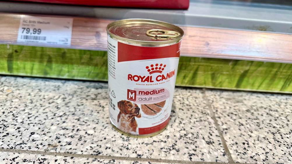 Royal-Canin-Nassfutter Hund getestet: Eine Dose von schräg oben vor einem Verkaufsregal.