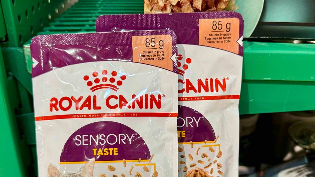 Royal-Canin-Nassfutter (Katze) getestet: Nahaufnahme des Logos auf der Verpackung.