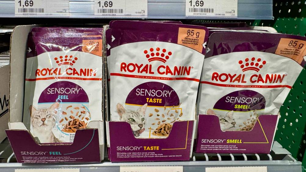 Mehrere Packungen des getesteten Royal-Canin-Nassfutter (Katze) nebeneinander in einem Verkaufsregal.