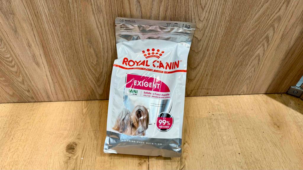 Royal-Canin-Trockenfutter für den Hund getestet: Eine Packung lehnt an ein Holzregal.