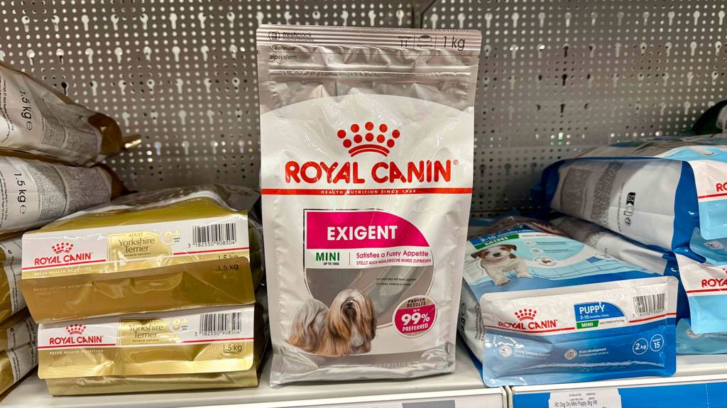 Royal-Canin-Trockenfutter für den Hund im Test: Eine Packung steht zwischen anderen Hundeprodukten in einem Regal.