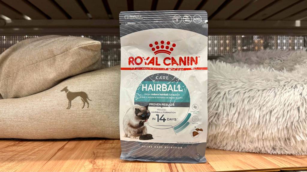 Im Test: Eine Packung Royal-Canin-Trockenfutter für die Katze steht vor Tierkissen.