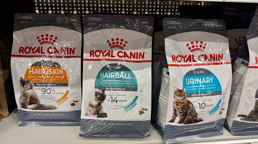 Royal-Canin-Trockenfutter für die Katze im Test: Mehrere Packungen unterschiedlicher Sorten stehen in einem Regal.