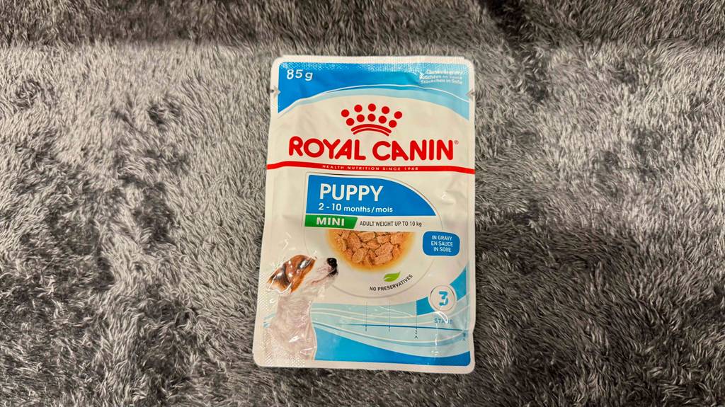 Auf der Vorderseite der Verpackung von getestetem Royal Canin-Welpenfutter stehen Informationen zum Inhalt.