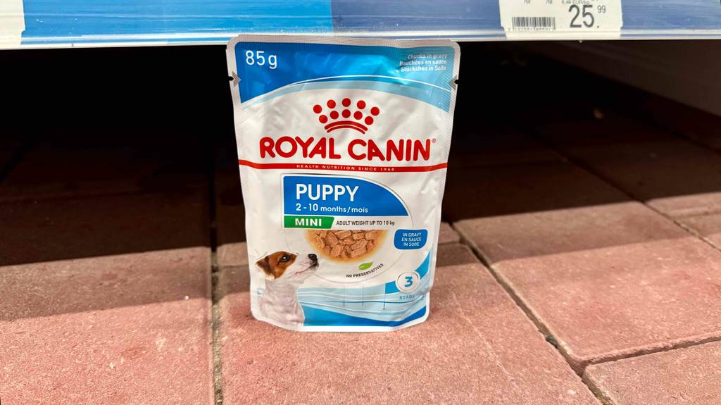 Im Test: Eine Packung Royal Canin-Welpenfutter steht vor einem Verkaufsregal.