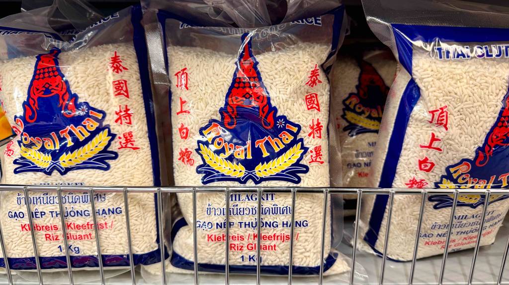 Thai-Reis im Test: Mehrere Packungen stehen hinter- und nebeneinander in einem Regal.