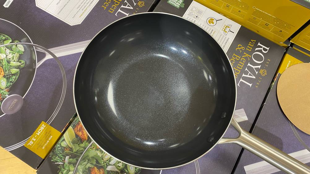 Getesteter Royal-Wok mit Deckel aus Glas befindet sich auf seiner Verpackung.