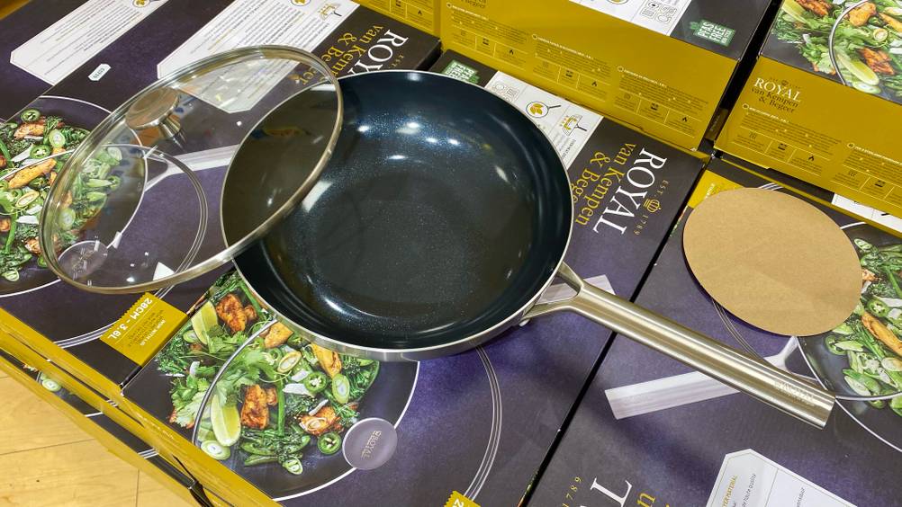 Wok mit Deckel im Test steht auf einer größeren Menge an Verpackungen von Royal-Woks.