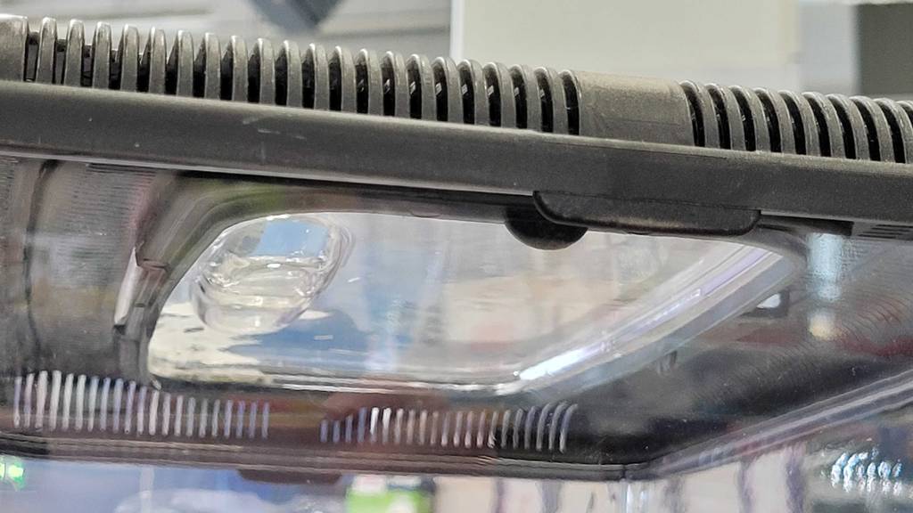 Nahaufnahme der Belüftungslöcher im Deckel von einem getesteten Terrarium.