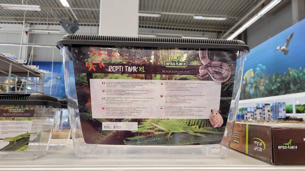 Terrarium im Test: Gesamtansicht eines im Geschäft ausgestellten Terrariums inklusive Produktangaben.