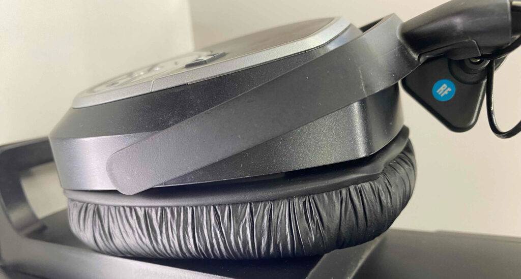 Seitliche Nahaufnahme von einer gepolsterten Ohrmuschel, die zu einem schwarzen Sennheiser-Kopfhörer im Test gehört.