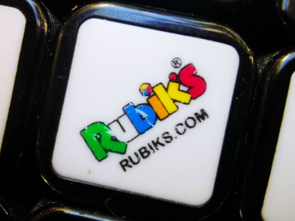Zauberwürfel im Test: Auf einem Würfelteil ist das Logo aufgedruckt.