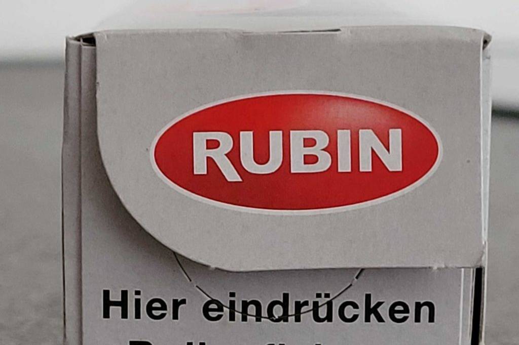 Nahaufnahme der Seite einer Packung getesteter Alufolie mit Anweisungen und Logo.
