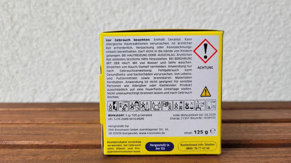 Im Test: Seitenansicht einer Packung Anti-Mücken-Kerze mit Warnhinweisen.