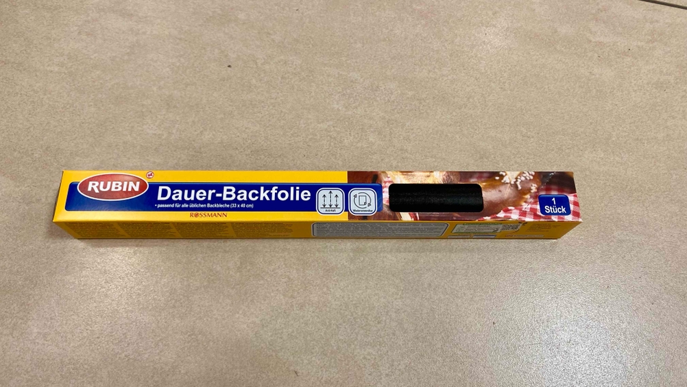 Dauerbackfolie getestet: Ein verpacktes Produkt liegt auf einer grauen Fläche.